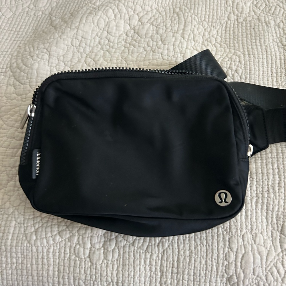 lululemon athletica Black Crossbody 2L Bag - Picture 2 of 7